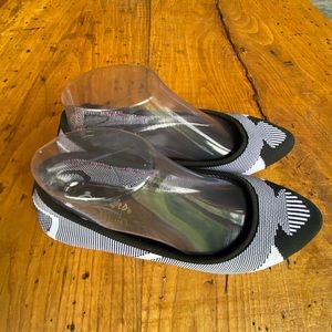 Skechers Air Cooled Memory Foam Pointed Toe Flats/ Black and White/ W Size 8.5